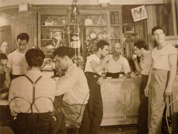 Типичная итальянская кофейня середины ХХ века