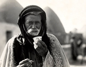 Сирийский бедуин пьёт традиционный кофейный напиток «murra» (горький кофе). Халеб, Сирия (1930)