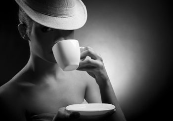 Женщина с ароматом кофе