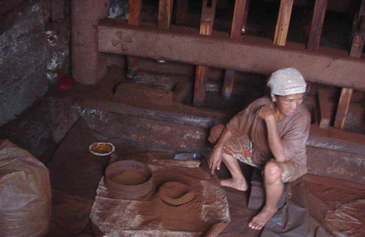 Приготовление кофе вручную, на Суматре, Индонезия