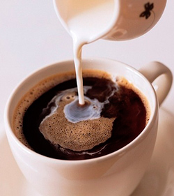 cafe au lait (в переводе «кофе с молоком»)