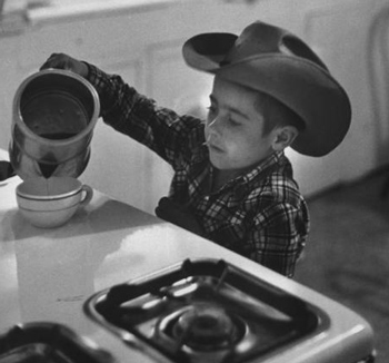 6-летний мальчик наливает себе кофе, USA, 1954