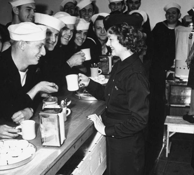 Актриса Myrna Loy и кофе, Калифорния, 1942