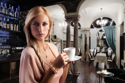 Женщина с ароматом кофе
