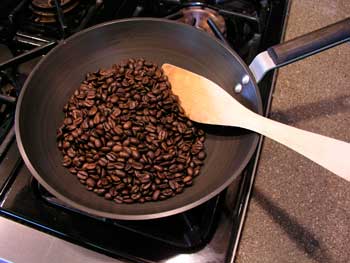 Обжарка кофейных зерен на кухонной плите