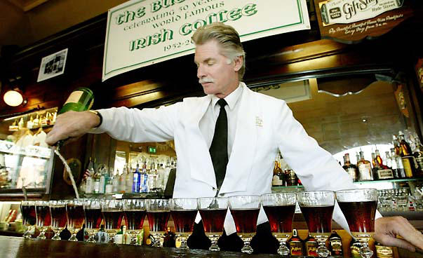 Заслуженный бариста в кафе Buena Vista готовит ирландский кофе