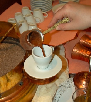 Приготовление кофе на песке в турке