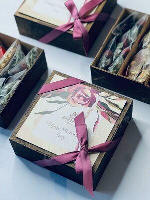 Набор травяных чаев 8 Марта Memories в подарочной деревянной шкатулке 15 пирамидок на чайник